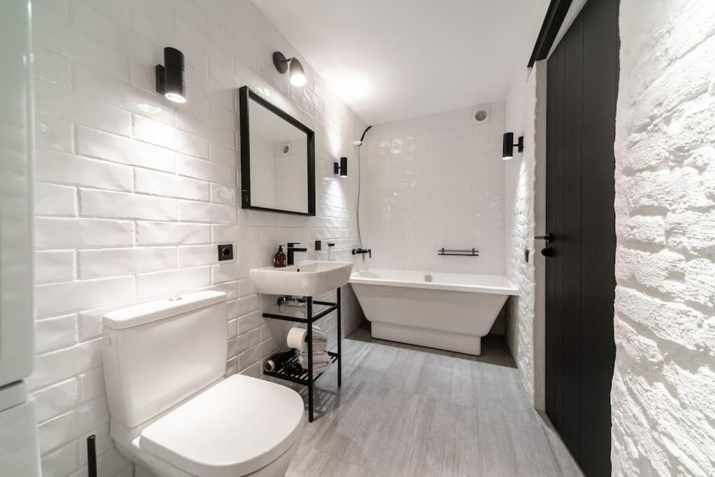 3 Storey Apartment With A Character And A Terrace Riga Buitenkant foto